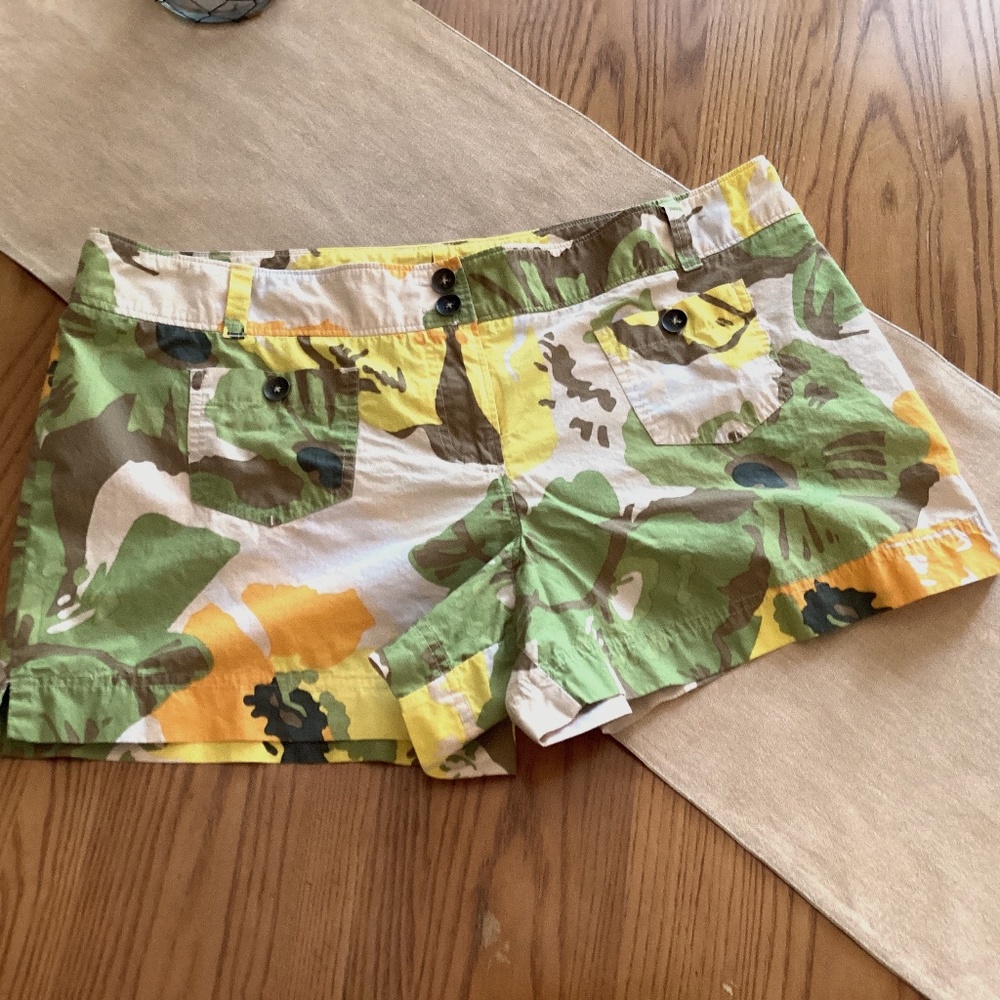 New York & Company Tropical Camo Shorts Size 18